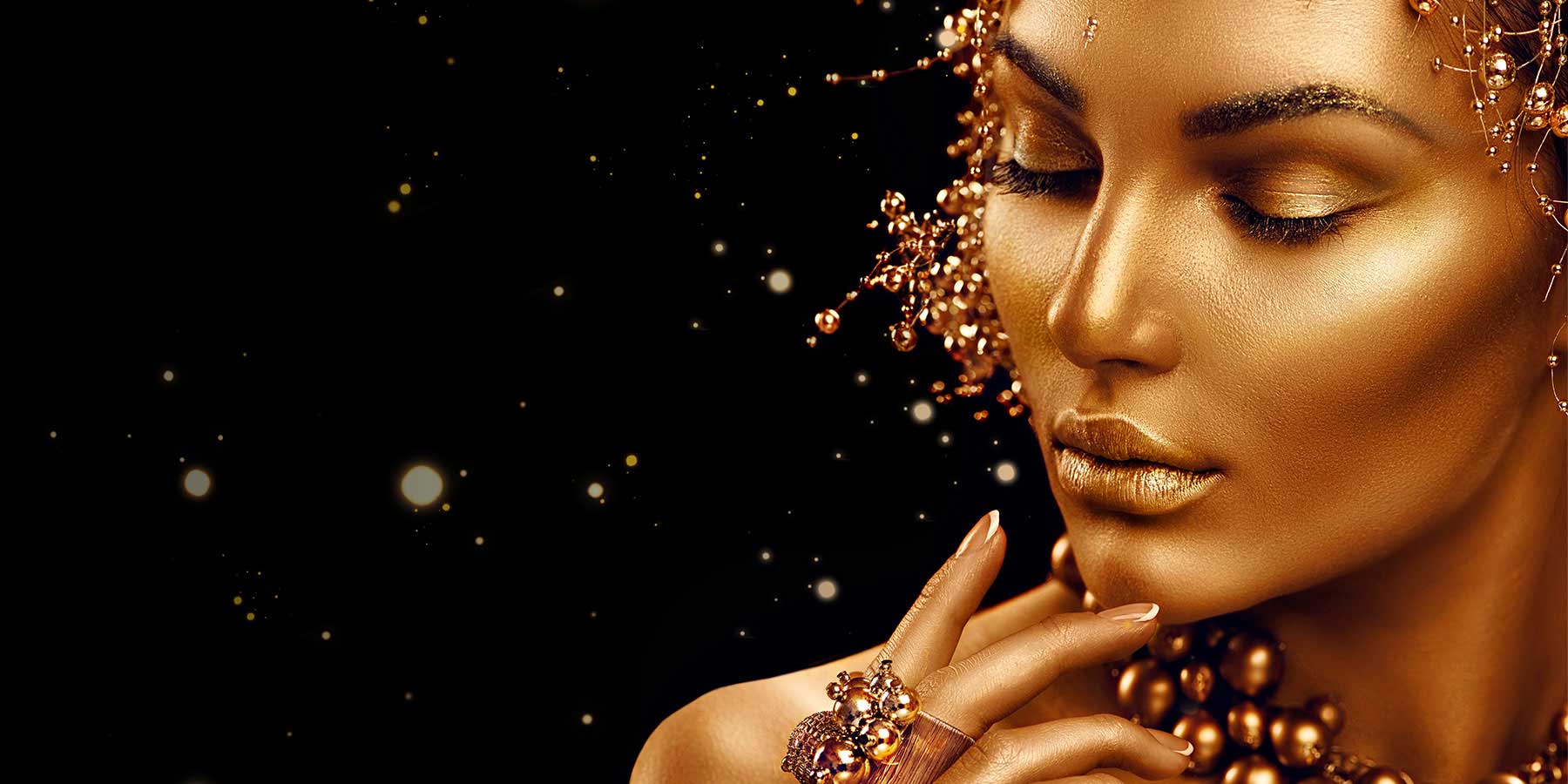 Золотая женщина фото. Девушка в золоте. Gold background Beauty Salon.